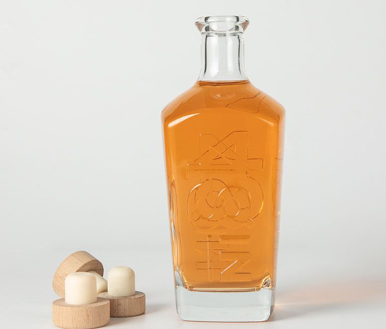 75CL Engraved Logo Square Glass Spirit Bottle with Corks