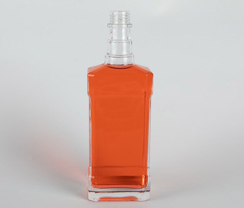 700ml Square Clear Glass Alcohol Bottle with Screw Cap